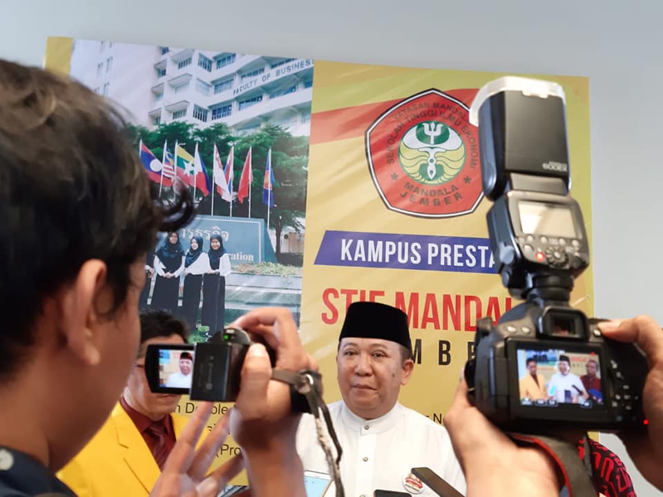 H Hendy Siswanto Hadiri Acara Wisuda STIE Mandala Jember